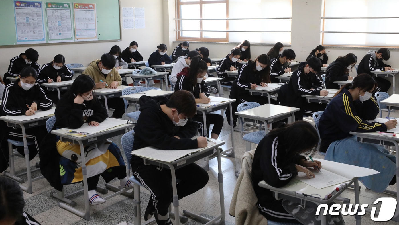 전국연합학력평가를 치르는 학생들 (자료사진) 2022.10.12/뉴스1 ⓒ News1 김영운 기자