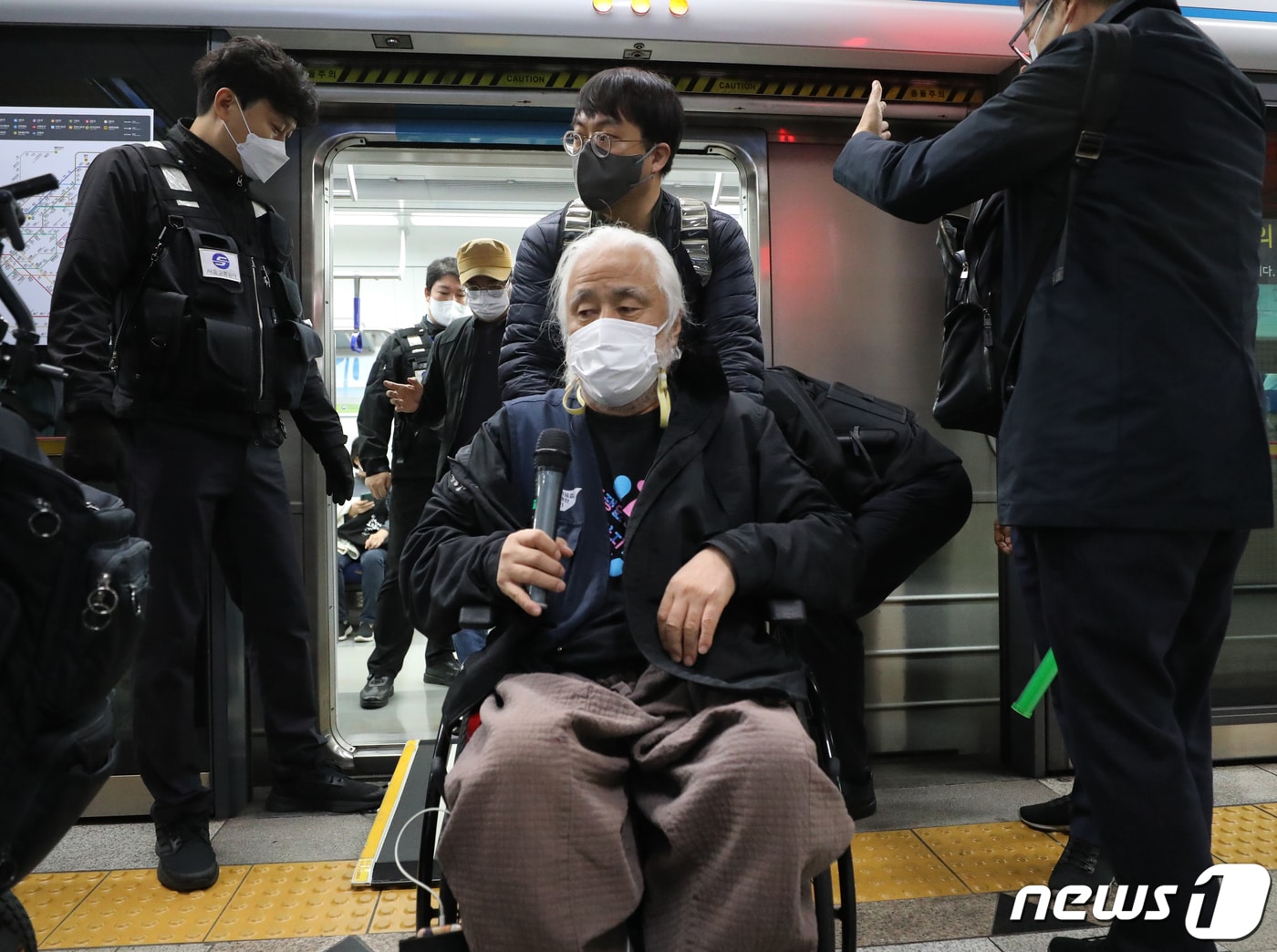 박경석 전국장애인차별철폐연대(전장연) 대표 등이 12일 오전 서울 용산구 지하철4호선 삼각지역에서 장애인 이동권 및 예산 확보를 위한 기자회견을 마치고 지하철4호선을 타고 선전전을 하고 있다. 2022.10.12/뉴스1 ⓒ News1 송원영 기자