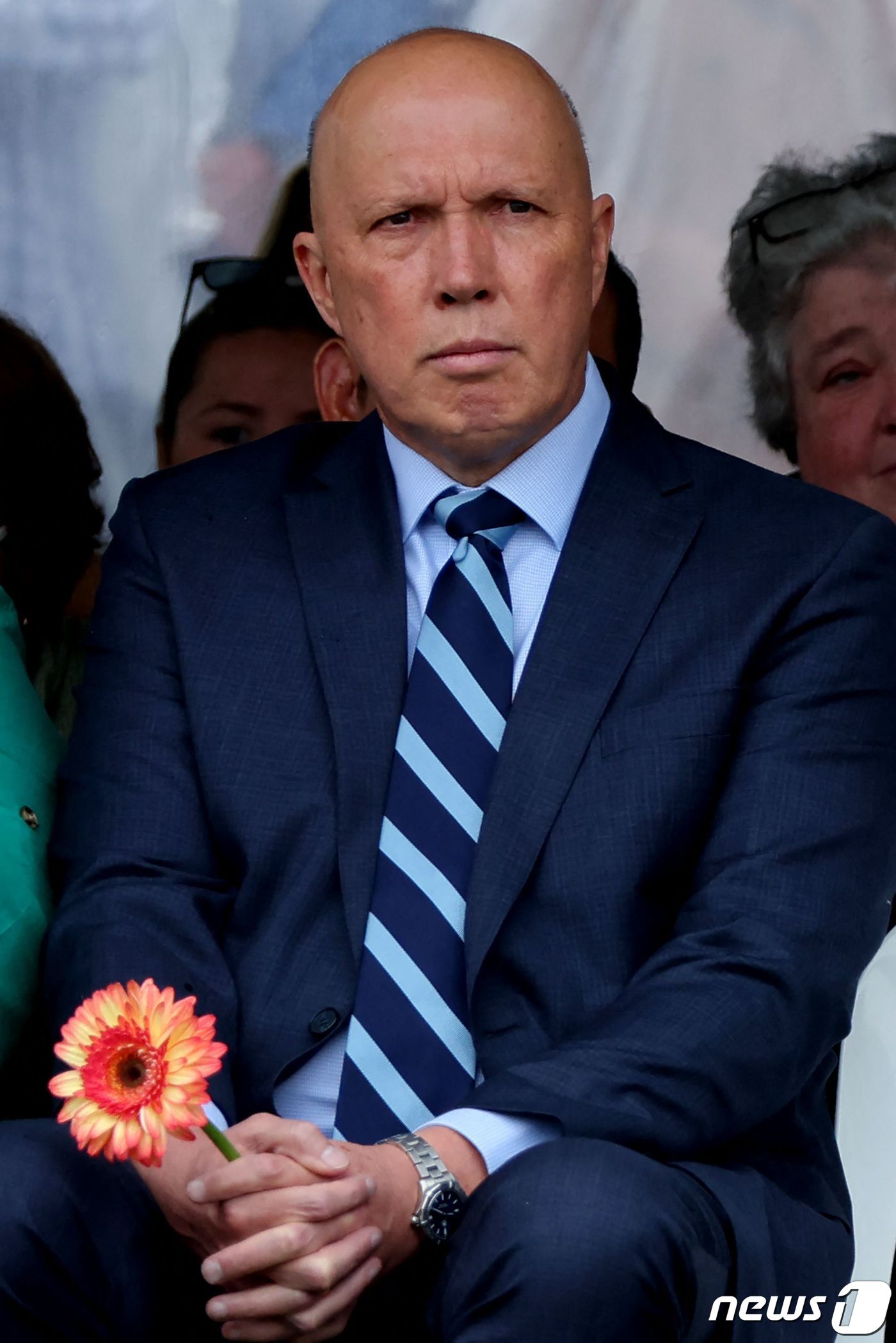 12일(현지시간) 호주 시드니 쿠기 해변에서 열린 발리 폭탄 테러 20주년 추모식에 호주 제1야당인 자유당 당 대표 피터 더튼이 꽃을 들고 참석한 모습이다. 2002년 10월12일 인도네시아 발리에서 폭탄테러가 발생해 호주인 88명과 인도네시아인 38명을 포함한 202명이 사망했다. ⓒ AFP=뉴스1 ⓒ News1 한병찬 기자