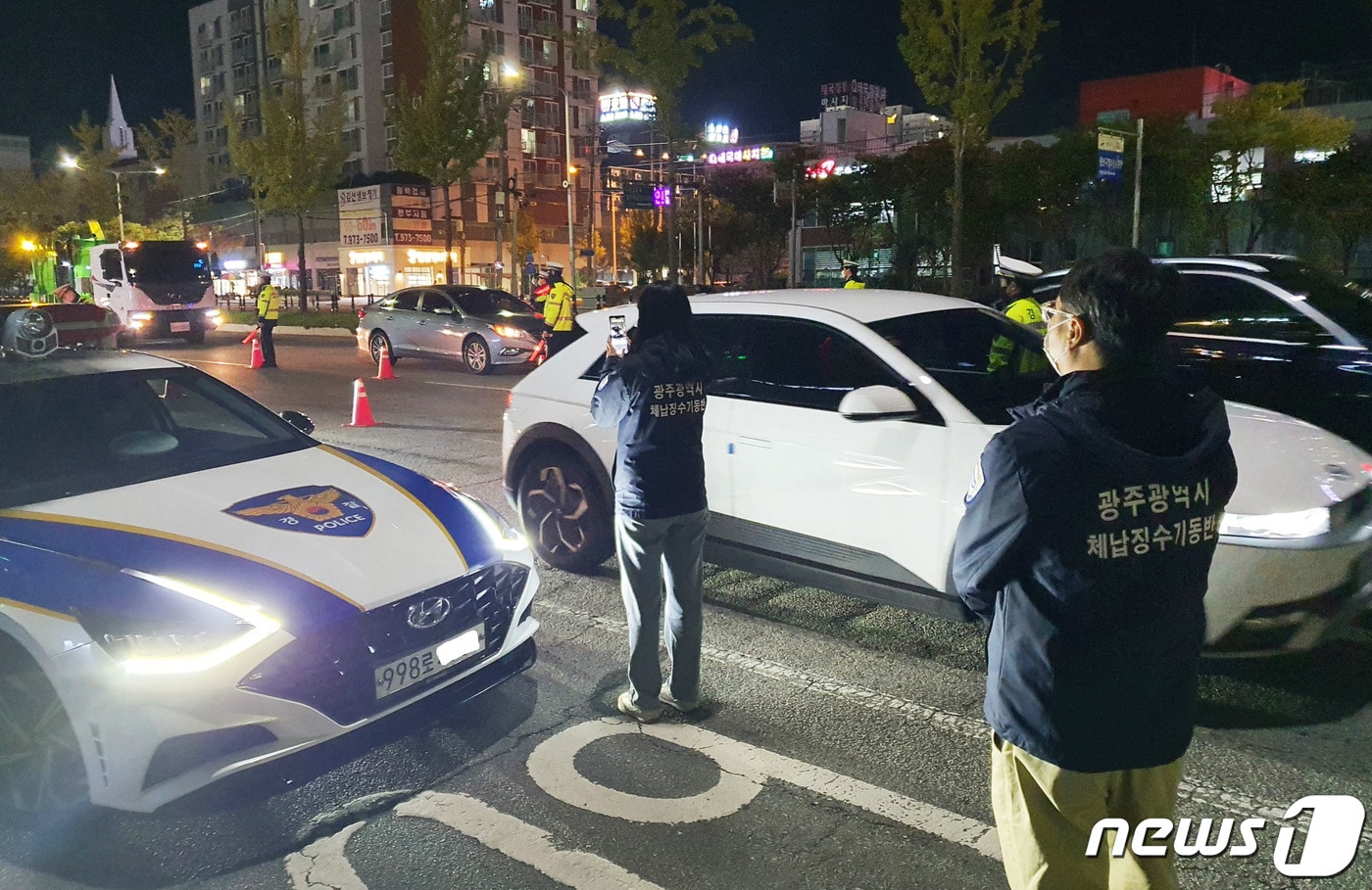 광주시 체납징수기동반이 음주단속 현장에서 자동차세 체납 차량을 단속하고 있다.(광주시 제공)2022.10.12/뉴스1 ⓒ News1 박준배 기자