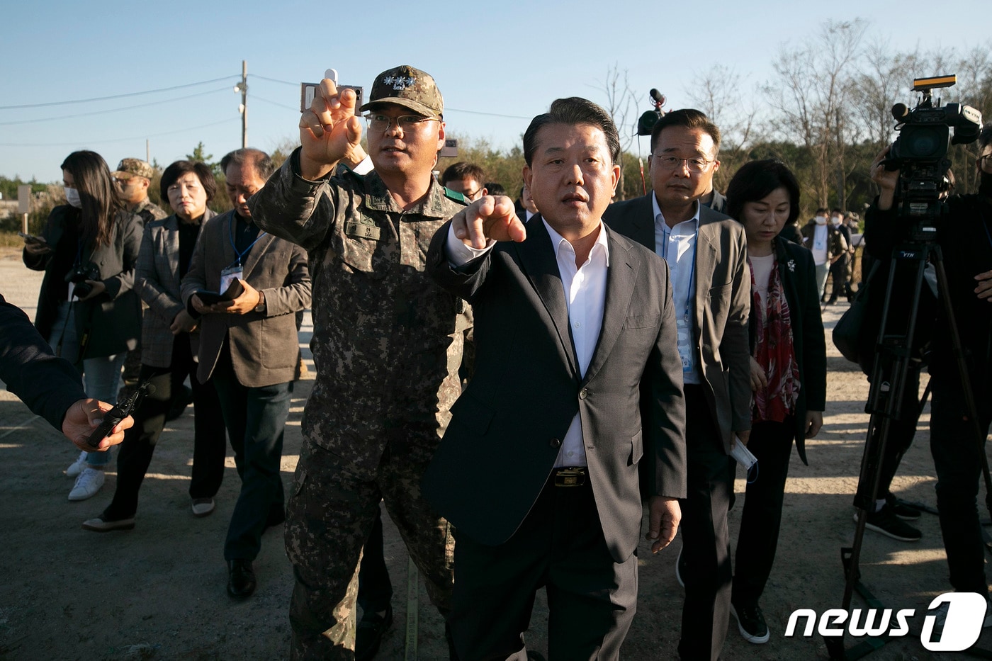 2022년 10월 12일 더불어민주당 국회 국방위원회 소속인 김병주의원이 이현철 육군 미사일전략사량부 2여단장과 함께 현무미사일 낙탄사고가 발생한 강릉 공군 제18전투비행장을 찾아 당시 현무-2C 탄도미사일이 발사 되었던 발사장 방향을 보며 설명을 듣고 있다. 국회사진취재단 ⓒ 뉴스1