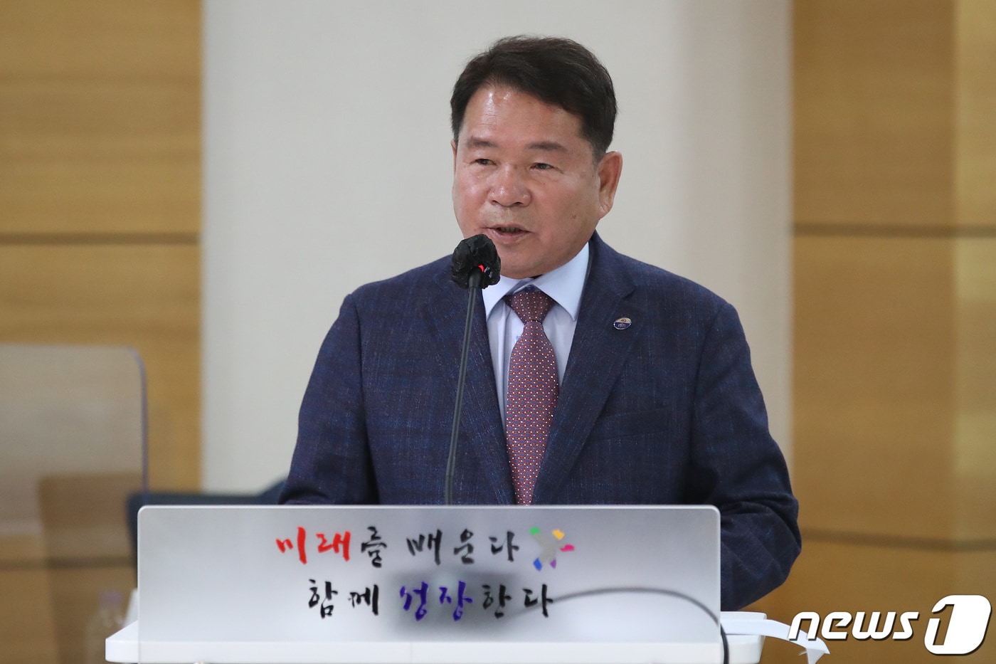 신경호 강원도교육감이 13일 오후 대구시교육청에서 열린 국회 교육위원회의 대구·경북, 강원교육청 등에 대한 국정감사에서 업무보고를 하고 있다. 2022.10.13/뉴스1 ⓒ News1 공정식 기자