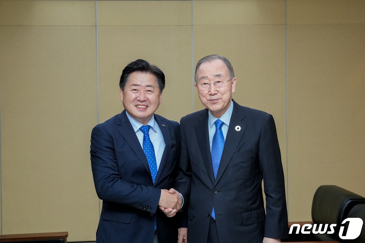 오영훈 제주지사&#40;사진 왼쪽&#41;가 13일 2022 제주 IUCN 리더스포럼이 열리는 제주국제컨벤션센터에서 반기문 전 UN 사무총장을 만나 상장기업 육성‧유치, 아세안 플러스 알파 정책 기반 경제‧문화 교류, 그린 수소 글로벌 허브 구축, 각국 네트워크 구성 등 제주의 주요 정책을 소개하며 제주도를 대한민국 제2의 수도로 만들고 싶다는 포부를 전달했다.&#40;제주도청 제공&#41;.2022.10.13/뉴스1