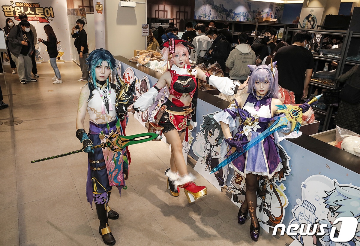 14일 서울 마포구 현대백화점 신촌점에 열린 게임 '원신' 2022 가을 팝업스토어에서 원신 캐릭터 분장을 한 모델들이 기념촬영을 하고 있다. (호요버스 제공) 2022.10.14/뉴스1