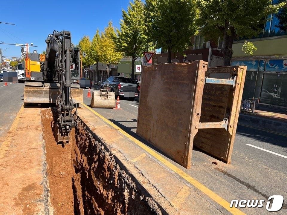 18일 전북소방본부 등에 따르면 지난 17일 오후 1시18분께 군산시 금광동의 하수관로 공사 현장에서 터파기 공사를 하던 근로자 A씨(60대)가 토사에 매몰되는 사고가 발생했다.(전북소방본부 제공)2022.10/18/뉴스1