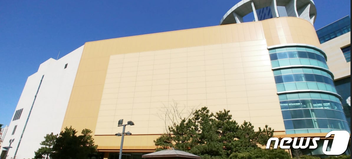 경북 포항시 관광랜드마크 북구 영일대해수욕장 인근에 준공된 후 8년 째 방치되고 있던 두호동 롯데마트 건물이 철거되고 49층 고층 주상복합건물이 들어설 전망이다.. 사진은 두호동 롯데쇼핑 건물.(뉴스 1 자료)2022.10.18/뉴스1