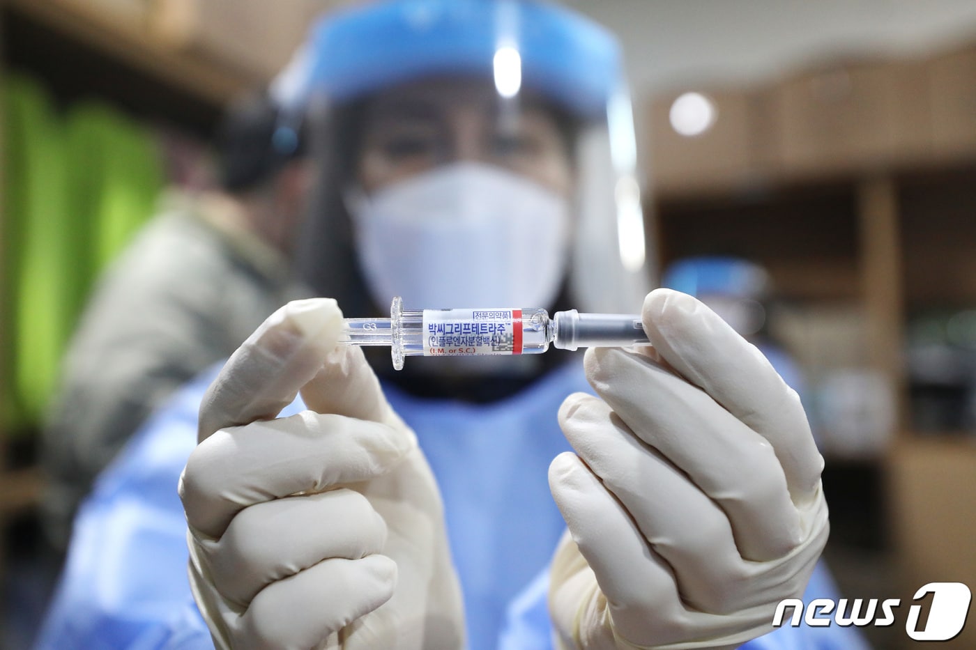 18일 오후 서울 중구 봉래동 서울역 다시서기희망지원센터 열린 서울시 노숙인 및 쪽방촌 주민 대상 무료 독감 예방접종 행사에서 의료진이 독감백신을 들어보이고 있다. 2022.10.18/뉴스1 ⓒ News1 임세영 기자