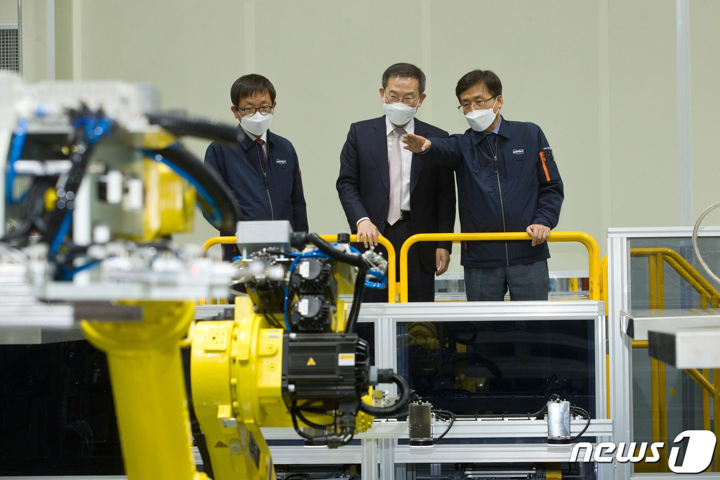 전라북도 익산시 두산퓨얼셀 제조공장을 방문한 정부 관계자들(과학기술정보통신부 제공, 자료사진) 2022.10.18/뉴스1