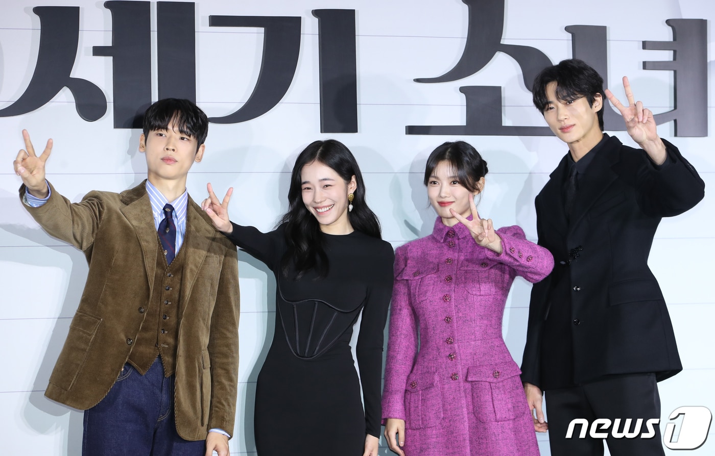 배우 박정우(왼쪽부터)와 노윤서, 김유정, 변우석이 19일 오전 서울 용산 아이파크몰CGV에서 진행된 넷플릭스 영화 '20세기 소녀' 제작보고회에서 포즈를 취하고 있다. '20세기 소녀'는 어느 겨울 도착한 비디오 테이프에 담긴 1999년의 기억, 17세 소녀 나보라(김유정 분)가 절친 김연두(노윤서)의 첫사랑을 이루어주기 위해 사랑의 큐피트를 자처하며 벌어지는 첫사랑 관찰 로맨스다. 2022.10.19/뉴스1 ⓒ News1 권현진 기자