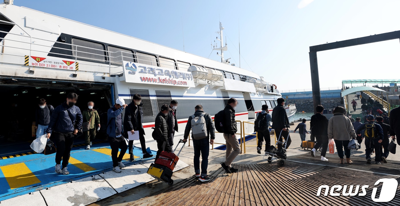 지난 2022년 10월20일 인천 옹진군 연평항에 도착한 주민들과 관광객들이 배에서 내리고 있다. 2022.10.20/뉴스1 ⓒ News1 장수영 기자