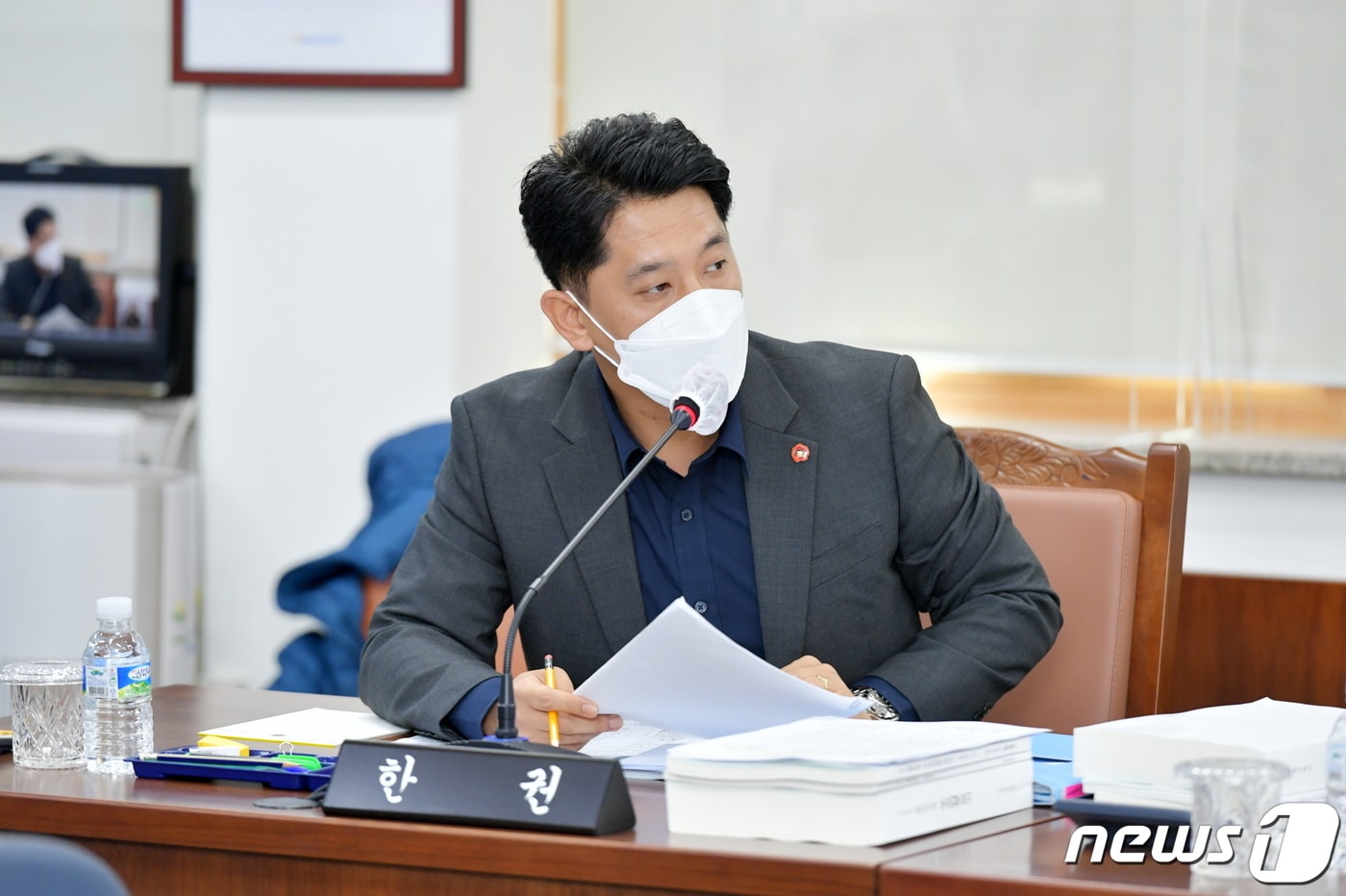 한권 제주도의원이 20일 열린 제410회 임시회 행정자치위원회의 행정사무감사에서 질의하고 있다.(제주도의회 제공)2022.10.20/뉴스1