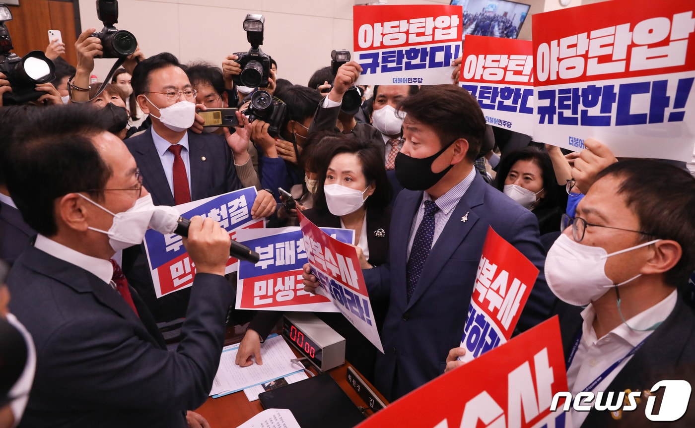 기동민 국회 법제사법위원회 더불어민주당 간사가 20일 서울 여의도 국회에서 열린 법제사법위원회의 대검찰청에 대한 국정감사에서 김도읍 위원장이 감사를 강행하자 야당 의원들과 함께 항의하고 있다. 2022.10.20/뉴스1 ⓒ News1 허경 기자