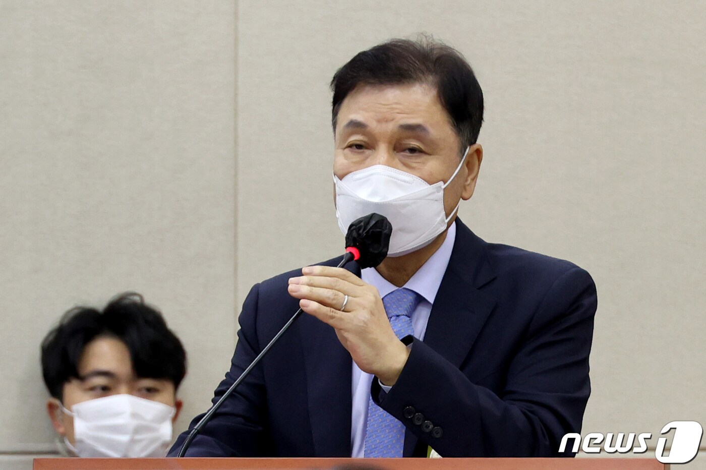 김동연 일양약품 대표이사가 20일 오후 서울 여의도 국회에서 열린 보건복지위원회의 보건복지부, 질병관리청, 국민건강보험공단, 식품의약품안전처 등 산하기관에 대한 종합감사에 증인으로 출석해 일양약품 코로나 치료제 주가 조작 관련 신현영 더불어민주당 의원의 질의에 답변하고 있다. (공동취재) 2022.10.20/뉴스1 ⓒ News1 유승관 기자