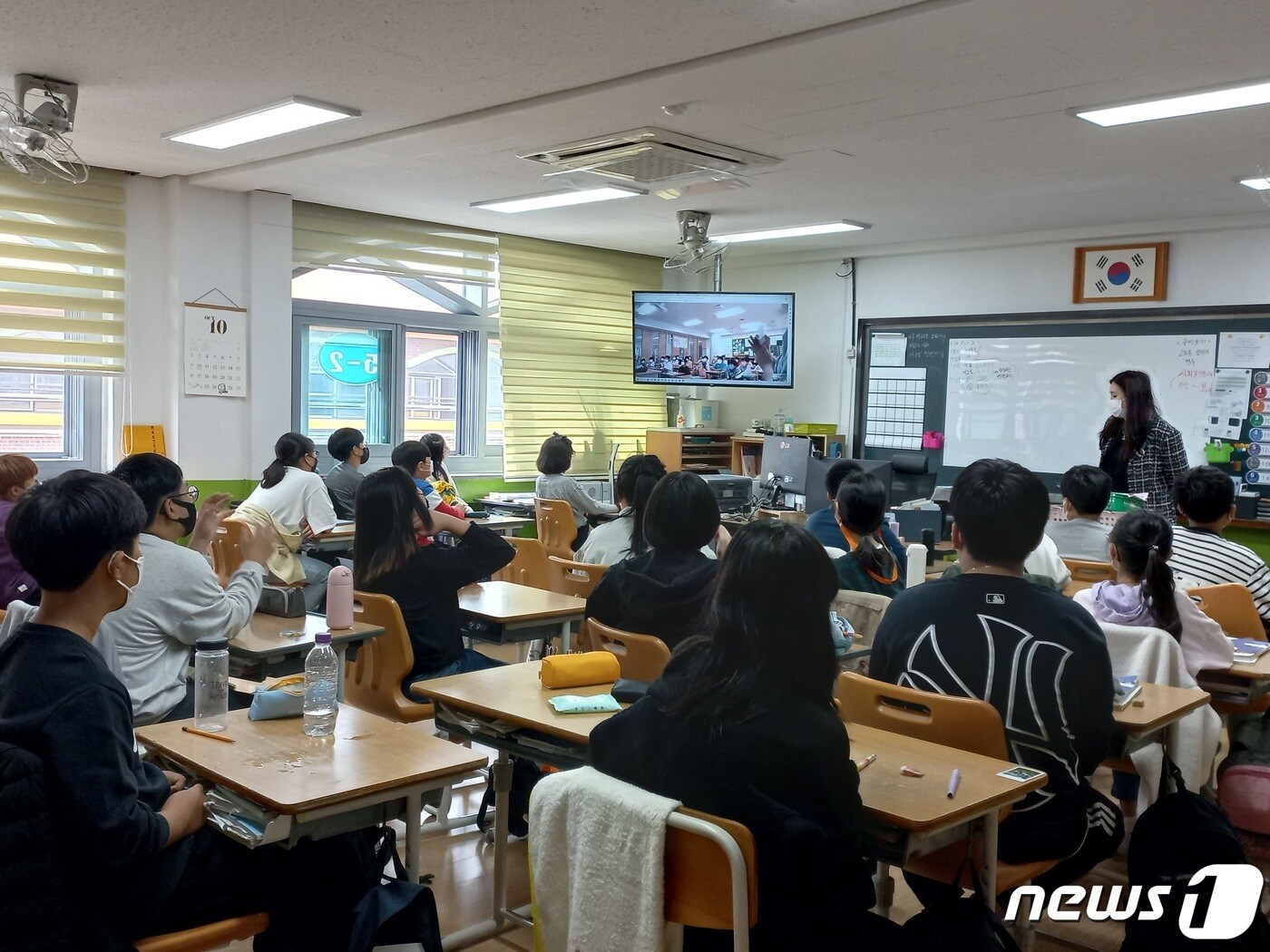 전북 이리모현초등이 21일 일본 도쿄 이즈미초등학교와 화상 회의 플랫폼 마이크로소프트 팀즈를 통해 '한·일 온라인 교류 수업'을 실시하고 있다.(전북교육청 제공)2022.10.21./ⓒ 뉴스1