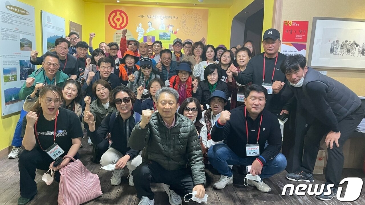 전북 전주시 동학혁명기념관(관장 이윤영)은 22일 '전주동학기행' 행사를 열었다고 밝혔다.(동학혁명기념관 제공)2022.10.22/뉴스1