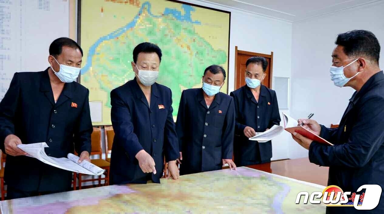 (평양 노동신문=뉴스1) = 북한 노동당 기관지 노동신문은 23일 평안북도 삭주군당위원회 일꾼들의 사업을 소개하며 지역 발전을 위한 각오와 실천을 선전했다. [국내에서만 사용가능. 재배포 금지. DB 금지. For Use Only in the Republic of Korea. Redistribution Prohibited] rodongphoto@news1.kr