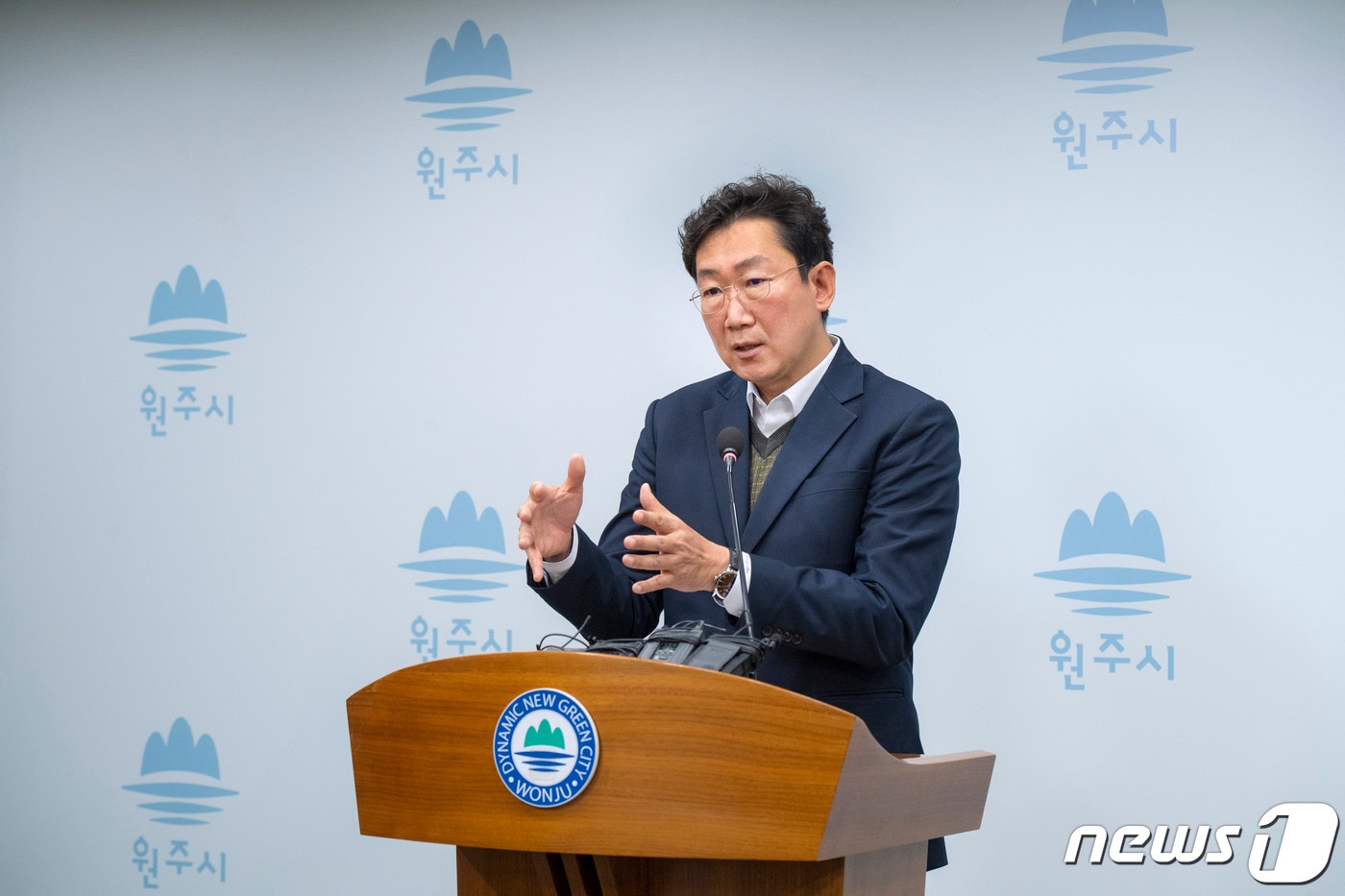 원강수 강원 원주시장이 24일 시청 브리핑룸에서 '원주시 현안브리핑'을 열고 시외버스터미널과 고속버스터미널에 대한 통합 운영에 대해 설명하고 있다. (원주시 제공) 2022.10.24/뉴스1