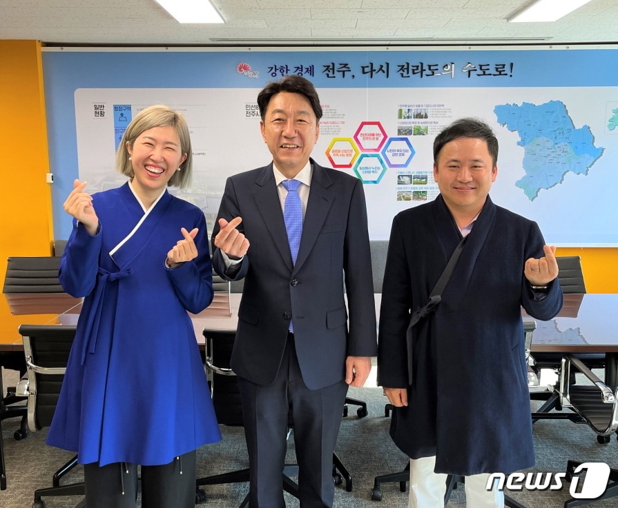 황이슬 리슬 대표(사진 왼쪽)가 24일 우범기 전주시장(가운데)과 만나, 지역 한복산업의 발전방향에 대해 논의했다.(전주시 제공)2022.10.24/뉴스1