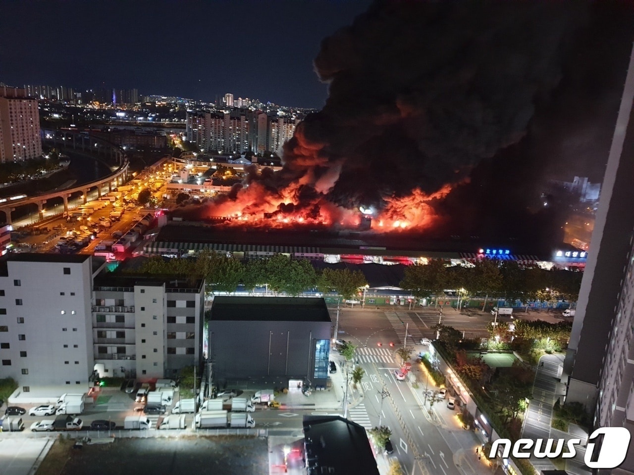 25일 오후 8시17분쯤 대구 북구 매천시장에서 원인을 알 수 없는 불이 나 소방당국이 대응 2단계를 발령하고 소방차 44대와 대원 120명을 투입해 진화 중이다. &#40;대구소방안전본부 제공&#41; 2022.10.25/뉴스1 DB