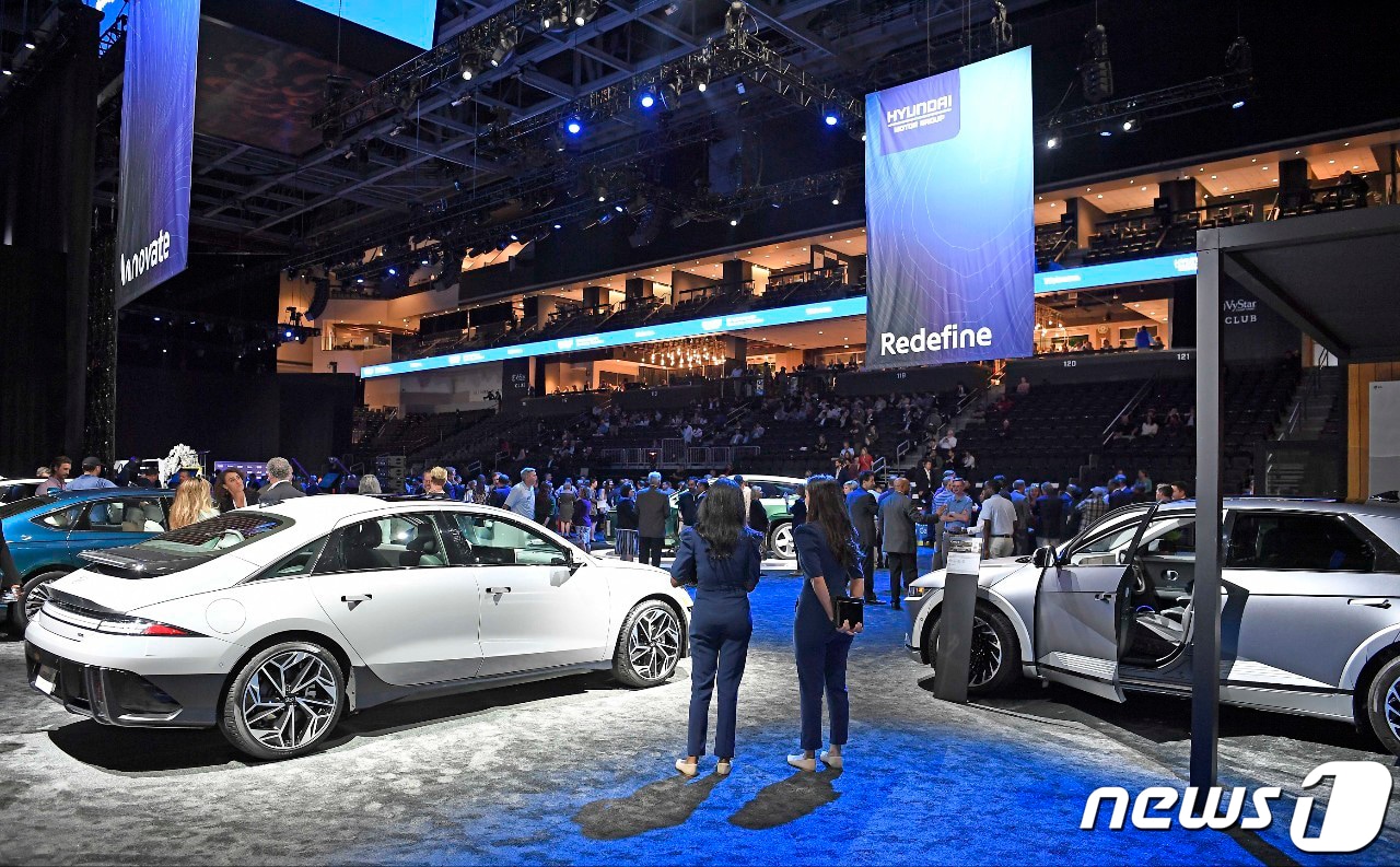 25일(현지시간) 미국 조지아주 서배나 엔마켓 아레나에서 열린 '현대자동차그룹 메타플랜트 아메리카' 기공식 2부 행사에서 조지아 지역주민들이 전시 차량을 관람하는 등 행사를 즐기고 있다. (현대자동차 제공) 2022.10.26./뉴스1 ⓒ News1 김진환 기자