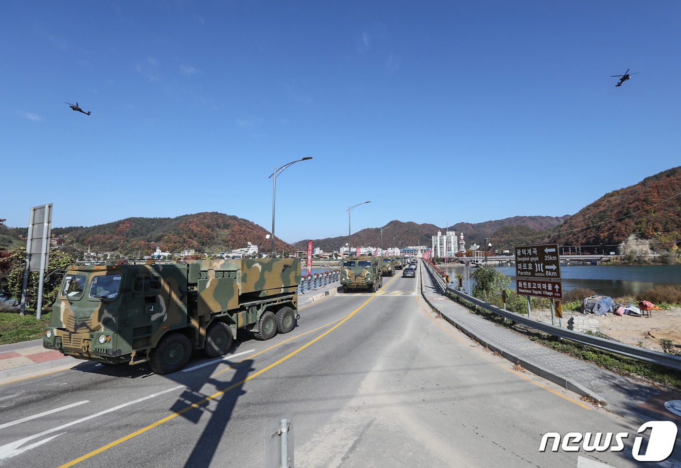 2022년 호국‧화랑훈련 셋째날인 26일, 호국훈련 전면전 상황 하에 2포병여단 천룡대대 ‘천무’가 화천의 한 도로를 이동하고 있다.(육군 2군단 제공) 2022.10.26/뉴스1