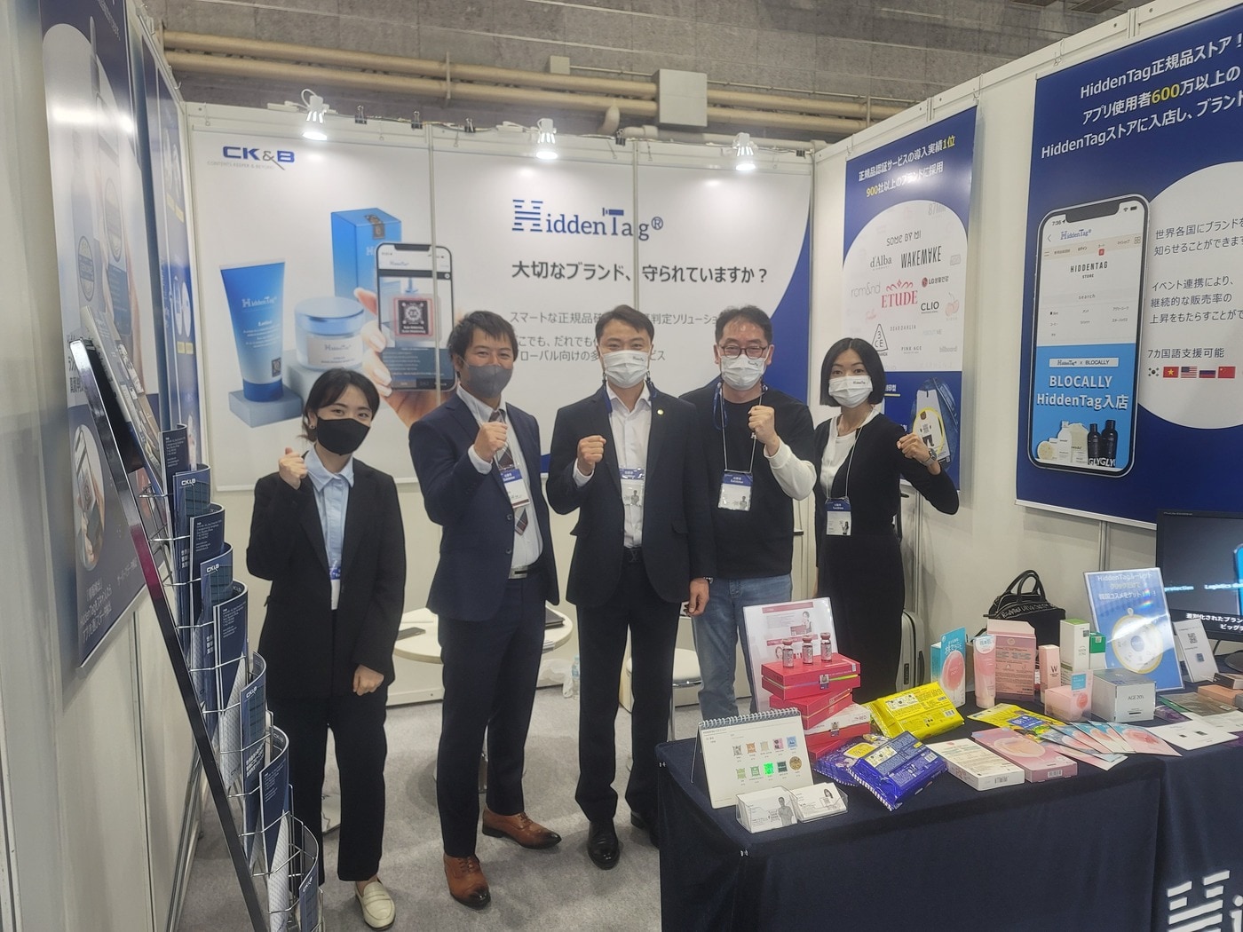 뷰티월드재팬 오사카 씨케이앤비 부스에서 배기혁 대표와 관계자들이 기념촬영을 하고있는 모습