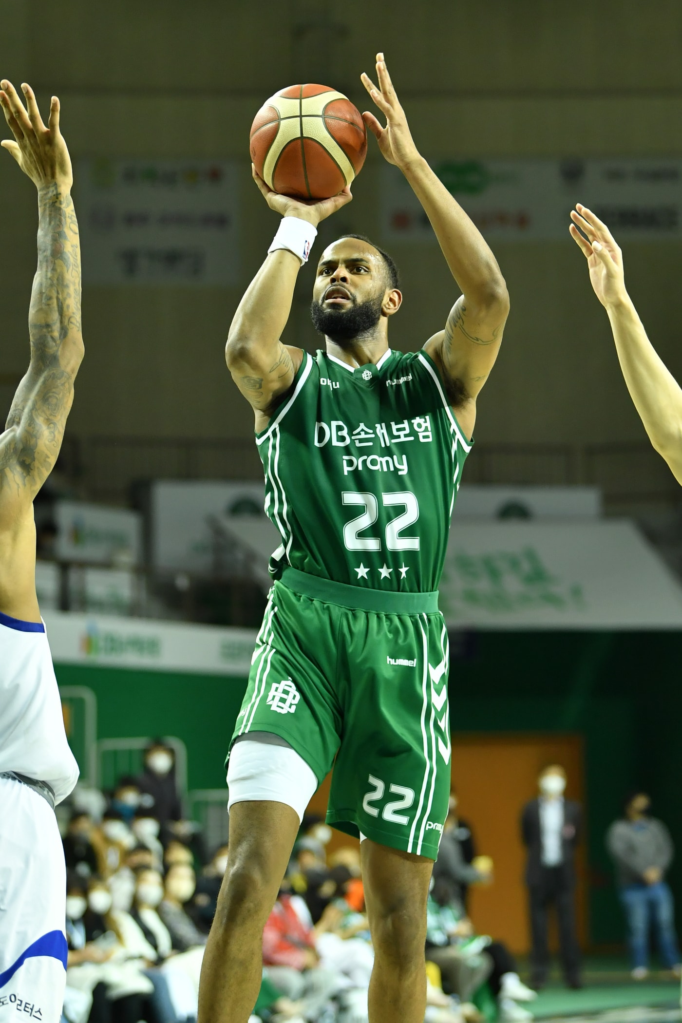 원주 DB 드완 에르난데스가 27일 원주종합체육관에서 열린 서울 삼성과 경기에서 슛을 하고 있다.(KBL 제공)