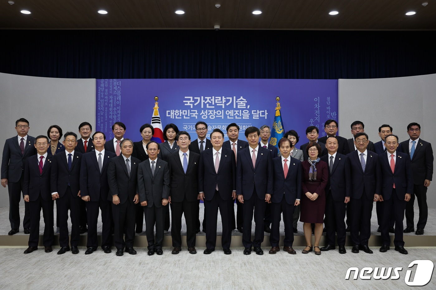 윤석열 대통령이 지난 28일 오전 용산 대통령실에서 국가과학기술자문회의 제1회 전원회의 이우일 부의장을 비롯한 민간위원들과 기념 촬영하고 있다. &#40;대통령실 제공&#41; 2022.10.28/뉴스1 ⓒ News1 안은나 기자