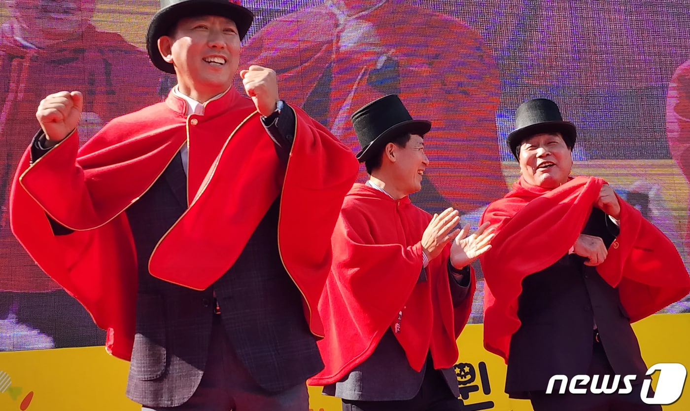 29일 구미시청앞 복개천에서 열린 &#39;제1회 구미푸드·핼러윈 페스티벌&#39;에서 김장호 구미시장&#40;왼쪽 첫번째&#41;과 구자근 의원&#40;두번째&#41; 등 내빈들이 핼러윈 복장을 하고 어린이 합창단과 함께 노래부르며 춤을 추고 있다. 2022.10.29/뉴스1 ⓒ News1 정우용 기자