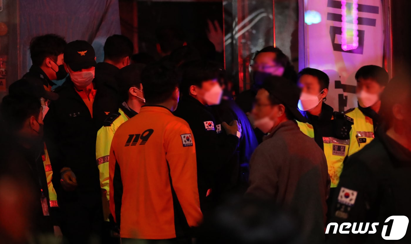 지난달 30일 사고가 발생한 서울 용산구 이태원 사고현장에서 경찰 및 소방구급 대원들이 현장을 수습하고 있는 모습.  ⓒ News1 