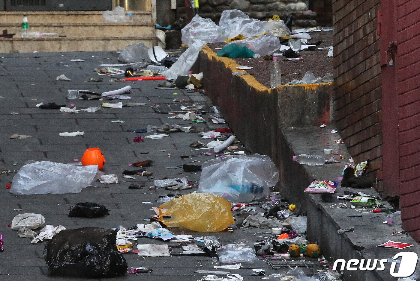 30일 오전 서울 용산구 이태원 일대 압사 사고 현장이 아직 정리 되지 못하고 있다. 이태원 압사사고로 발생한 인명피해는 이날 오전 6시 기준 현재 사망 149명, 중상 19명, 경상 57명이다. 2022.10.30/뉴스1 ⓒ News1 임세영 기자