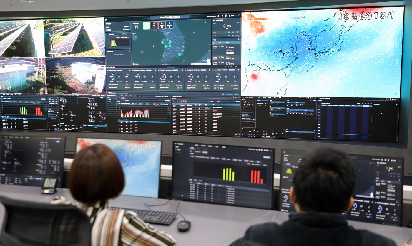 LS일렉트릭 관계자들이 자사 안양 R&D 캠퍼스에서 재생에너지 발전량 예측을 위한 모니터링을 진행하고 있다(LS일렉트릭 제공).