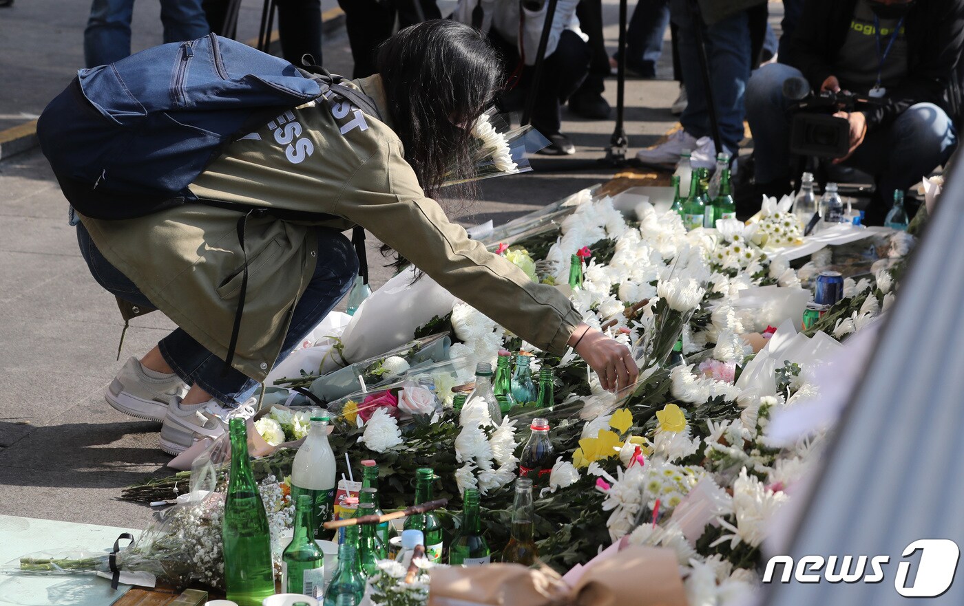 31일 오후 서울 용산구 이태원역 1번 출구에 마련된 이태원 핼러윈 압사 참사 추모공간에서 추모객이 헌화하고 있다. 2022.10.31/뉴스1 ⓒ News1 구윤성 기자