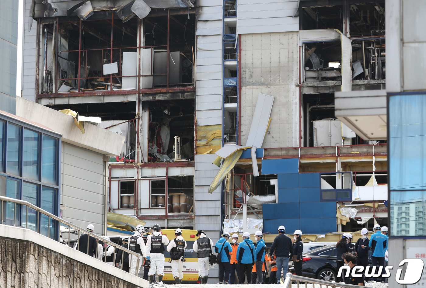4일 오전 경기 화성시 향남읍 상신리 제약단지 내 위치한 화일약품에서 유관기관들이 함께 합동감식을 벌이고 있다. 앞서 지난 9월30일 오후 제약단지 내 발생한 화재로 현재까지 1명이 숨지고 4명이 중상, 13명이 경상 등 피해를 입었다. 2022.10.4 ⓒ 뉴스1 김영운 기자