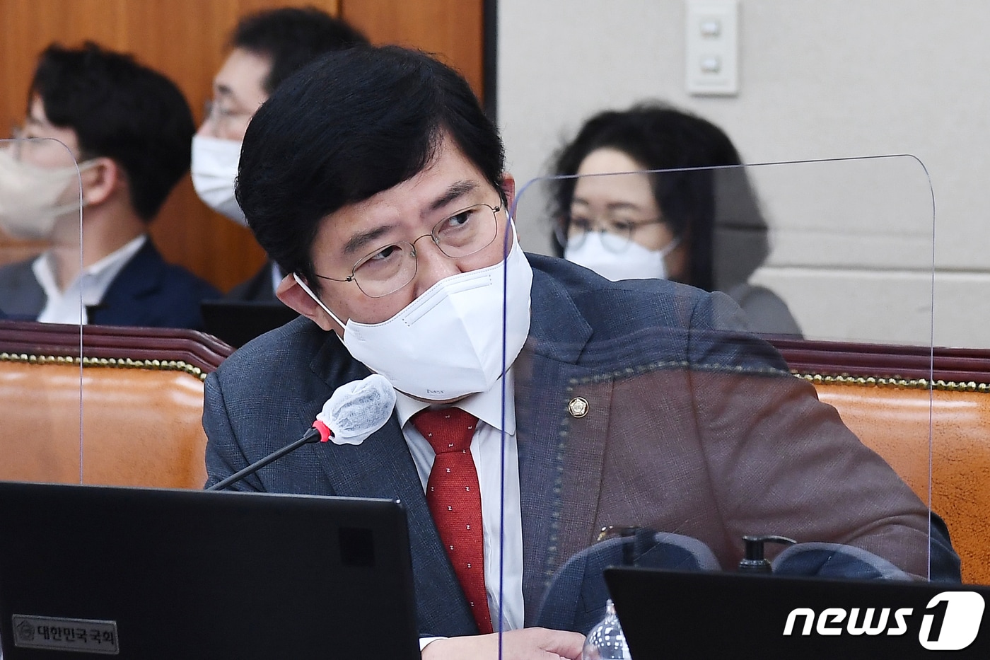 윤창현 국민의힘 의원이 4일 서울 여의도 국회에서 열린 정무위원회의 국무조정실, 국무총리 비서실에 대한 국정감사에서 이스타 항공 관련 질의를 하고 있다. (공동취재) 2022.10.4/뉴스1 ⓒ News1 이재명 기자