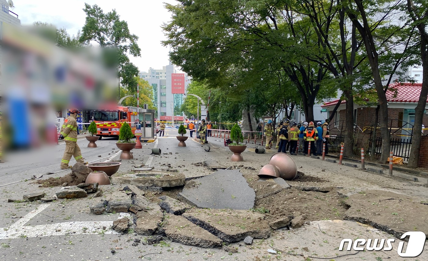 4일 오후 2시 43분쯤 인천 계양구의 한 아파트 인근 상가 도로의 지하 매설 정화조가 폭발해 도로가 주저앉았다. 소방당국이 원인 조사를 진행하고 있다.&#40;인천계양소방서 제공&#41;2022.10.4/뉴스1 ⓒ News1 정진욱 기자