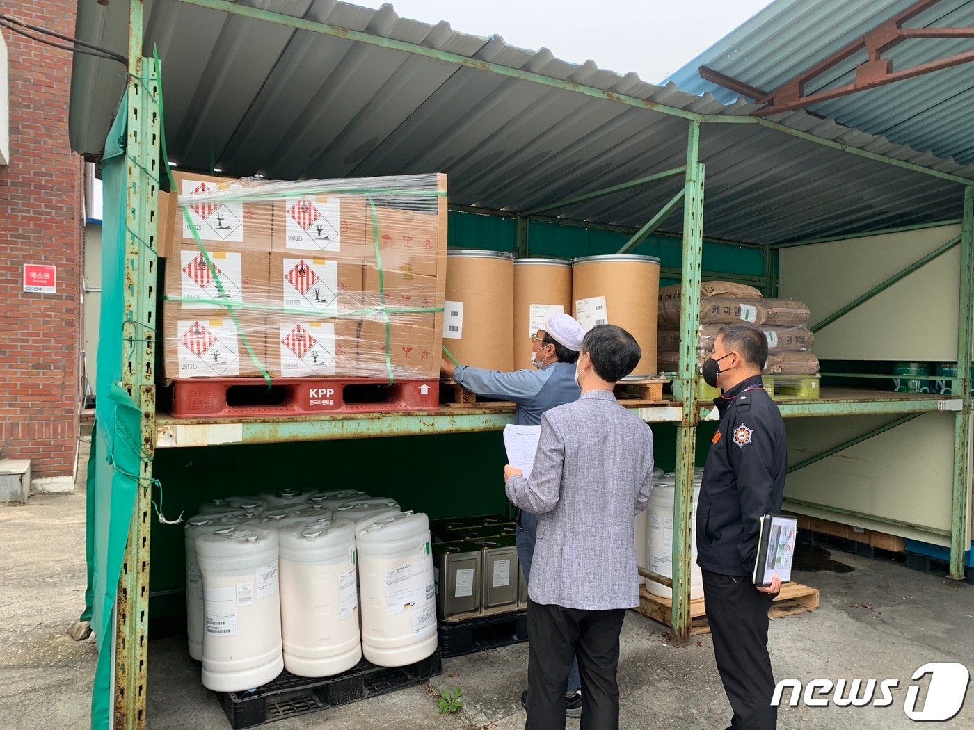 강원도소방본부, 무허가 위험물 불시단속 현장.(도소방본부 제공)