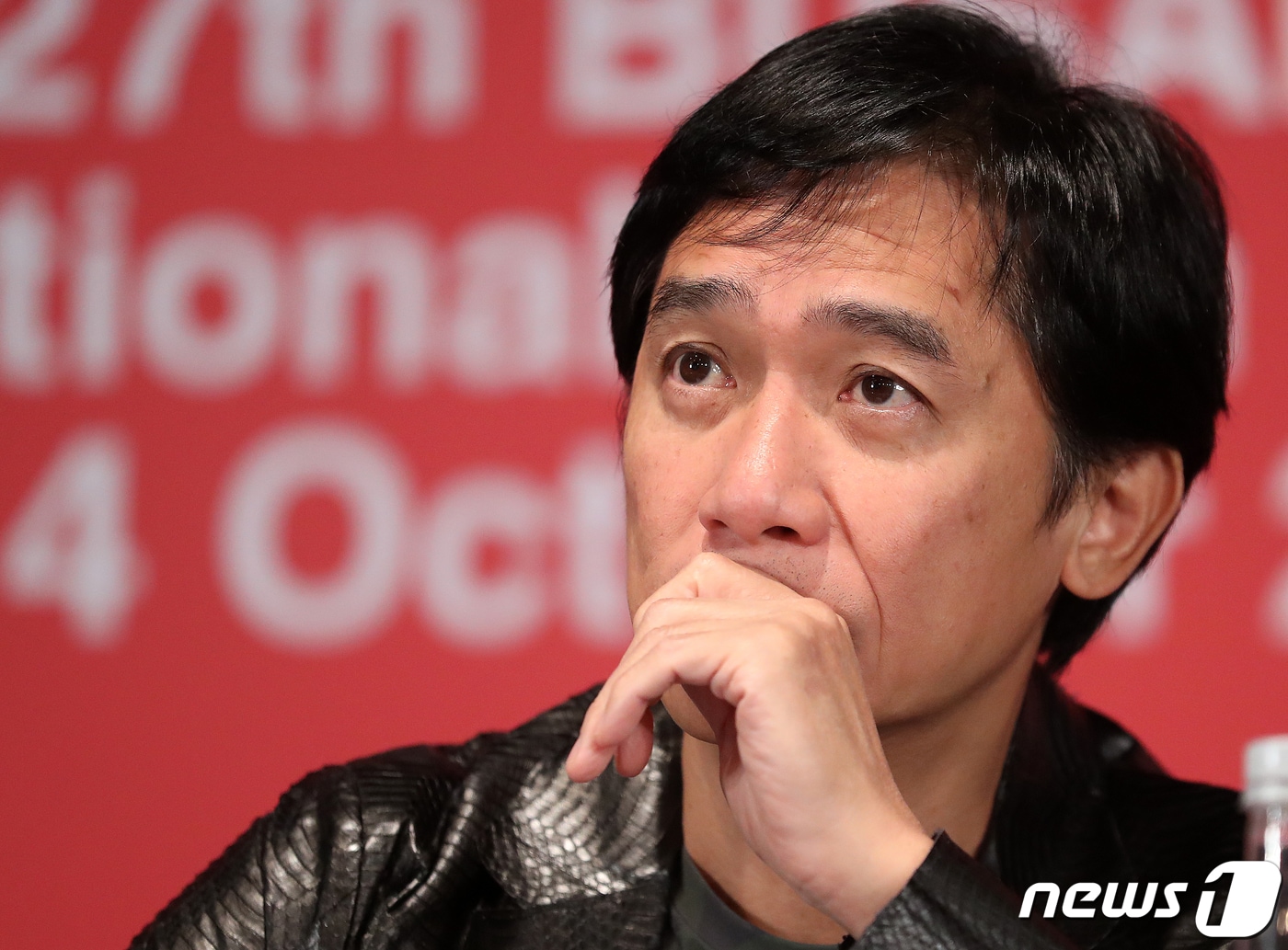 배우 양조위가 6일 오전 부산광역시 해운대구 KNN시어터에서 진행된 제27회 BIFF의 '올해의 아시아 영화인상' 수상 기념 기자회견에서 취재진 질문에 듣고 있다. 양조위는 이번 영화제에서 '양조위의 화양연화'로 팬들과 만난다. 자신이 직접 선택한 영화 '2046' '동성서취' '무간도' '암화' '해피투게더' '화양연화'에 관한 팬들과 이야기를 나눌 예정이다. 2022.10.6/뉴스1 ⓒ News1 김진환 기자