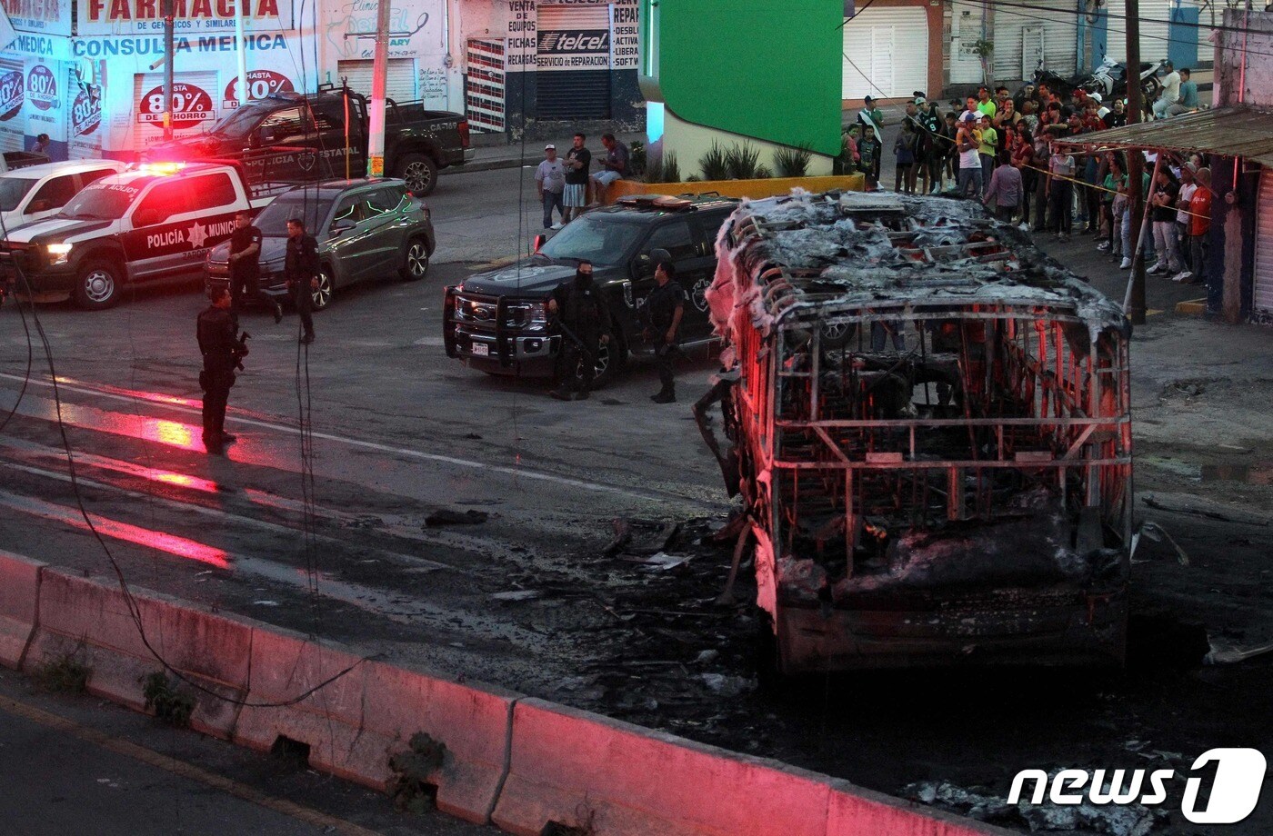 9일&#40;현지시간&#41; 멕시코 할리스코주 자포판시에서 마약 범죄 조직 간 무력 충돌이 발생해 경찰 당국이 상황을 진압하고 있다. 2022.08.09 ⓒ AFP=뉴스1 ⓒ News1 정윤미 기자