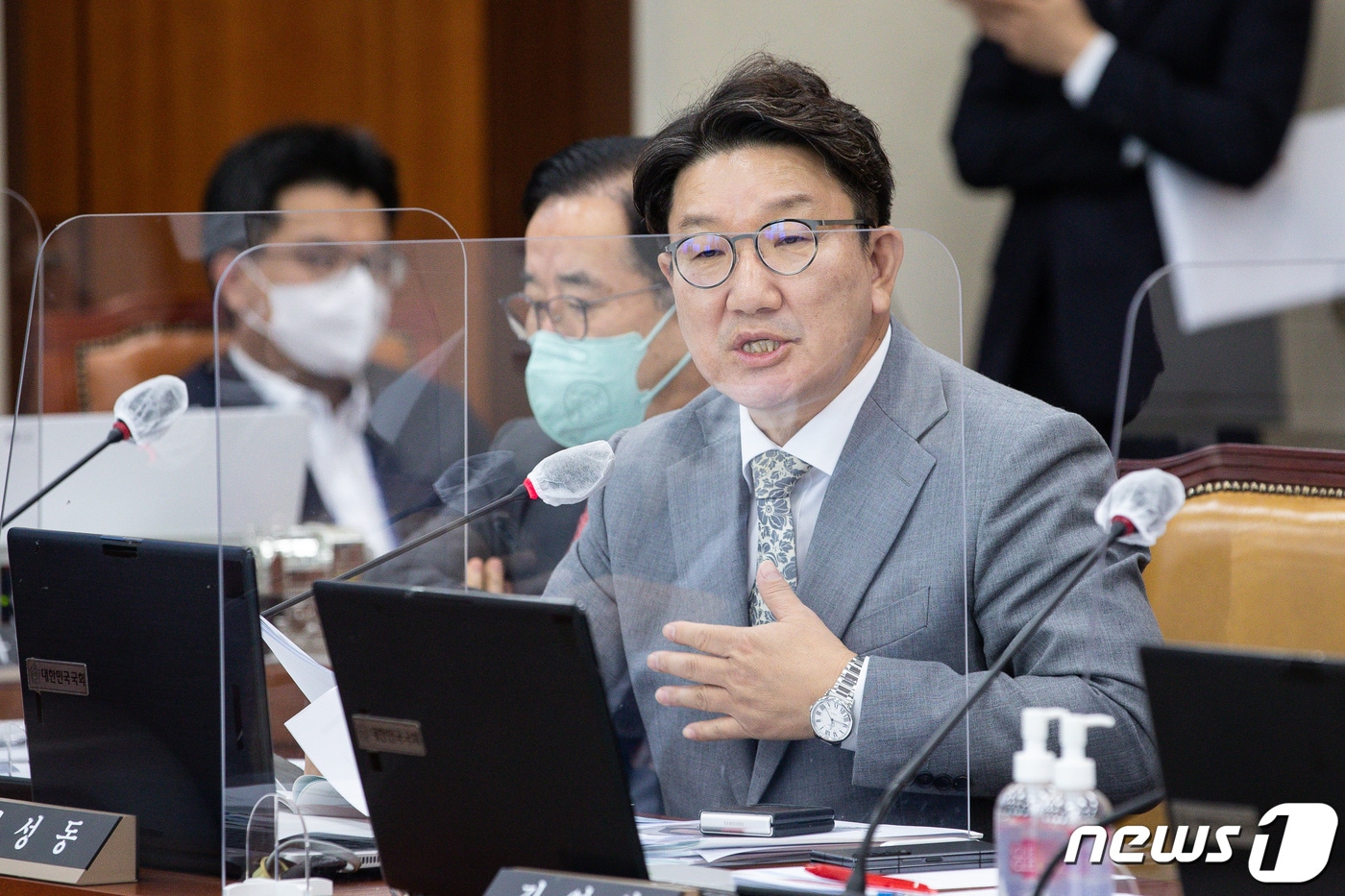 권성동 국민의힘 의원이 7일 서울 여의도 국회에서 열린 과학기술정보방송통신위원회의 원자력안전위원회, 한국원자력안전기술원, 한국원자력통제기술원, 한국원자력안전재단, 한국수력원자력&#40;주&#41;에 대한 국정감사에서 김제남 한국원자력안전재단 이사장에게 질의하고 있다. 2022.10.7/뉴스1 ⓒ News1 유승관 기자