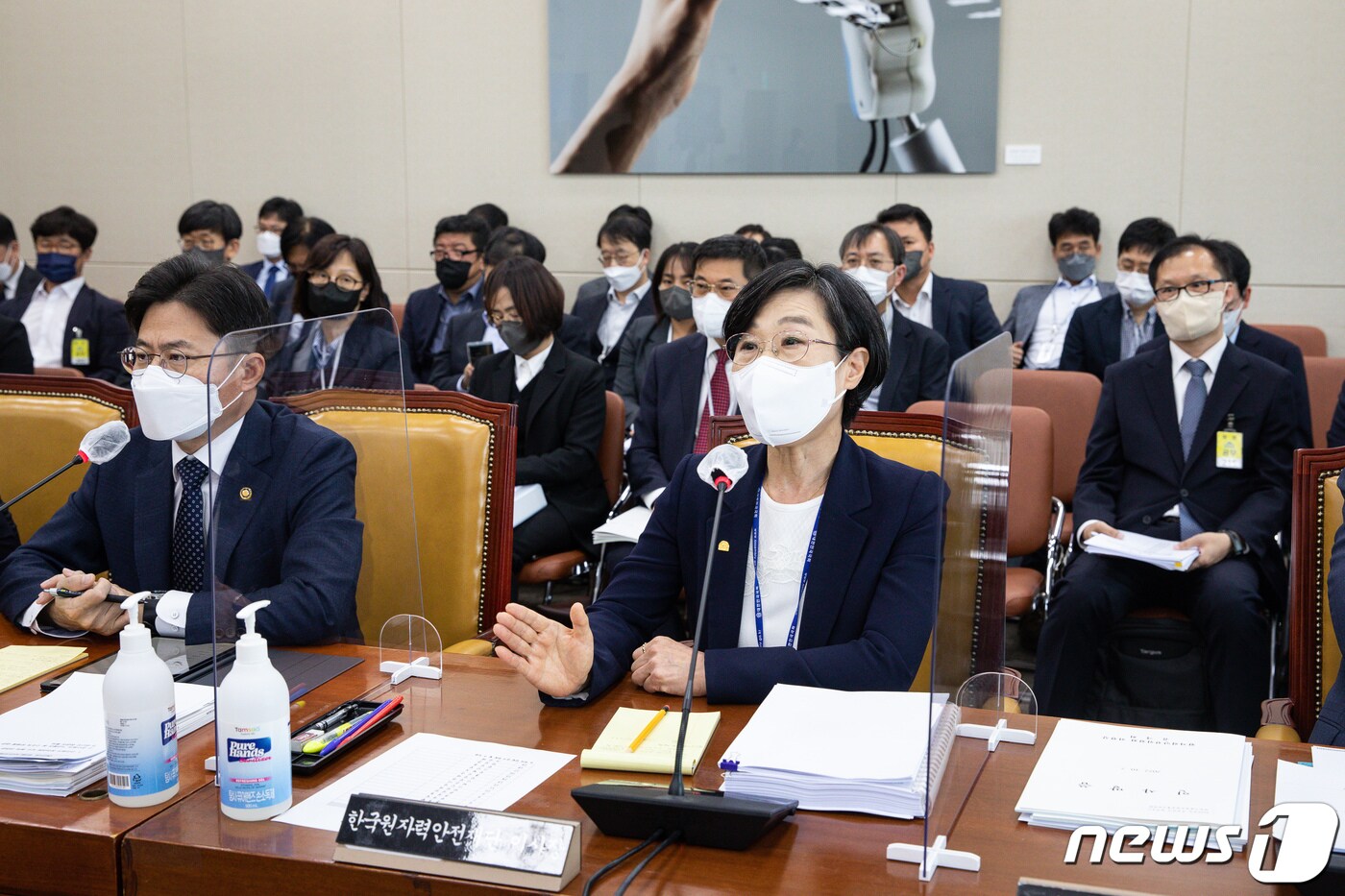 김제남 한국원자력안전재단 이사장이 7일 서울 여의도 국회에서 열린 과학기술정보방송통신위원회의 원자력안전위원회, 한국원자력안전기술원, 한국원자력통제기술원, 한국원자력안전재단, 한국수력원자력&#40;주&#41;에 대한 국정감사에서 의원 질의에 답변하고 있다. 김 이사장은 이날 권성동 국민의힘 의원의 질의 중 사퇴를 촉구하는 발언과 관련, 인신공격성 막말이라며 사과를 요구했다. 2022.10.7/뉴스1 ⓒ News1 유승관 기자