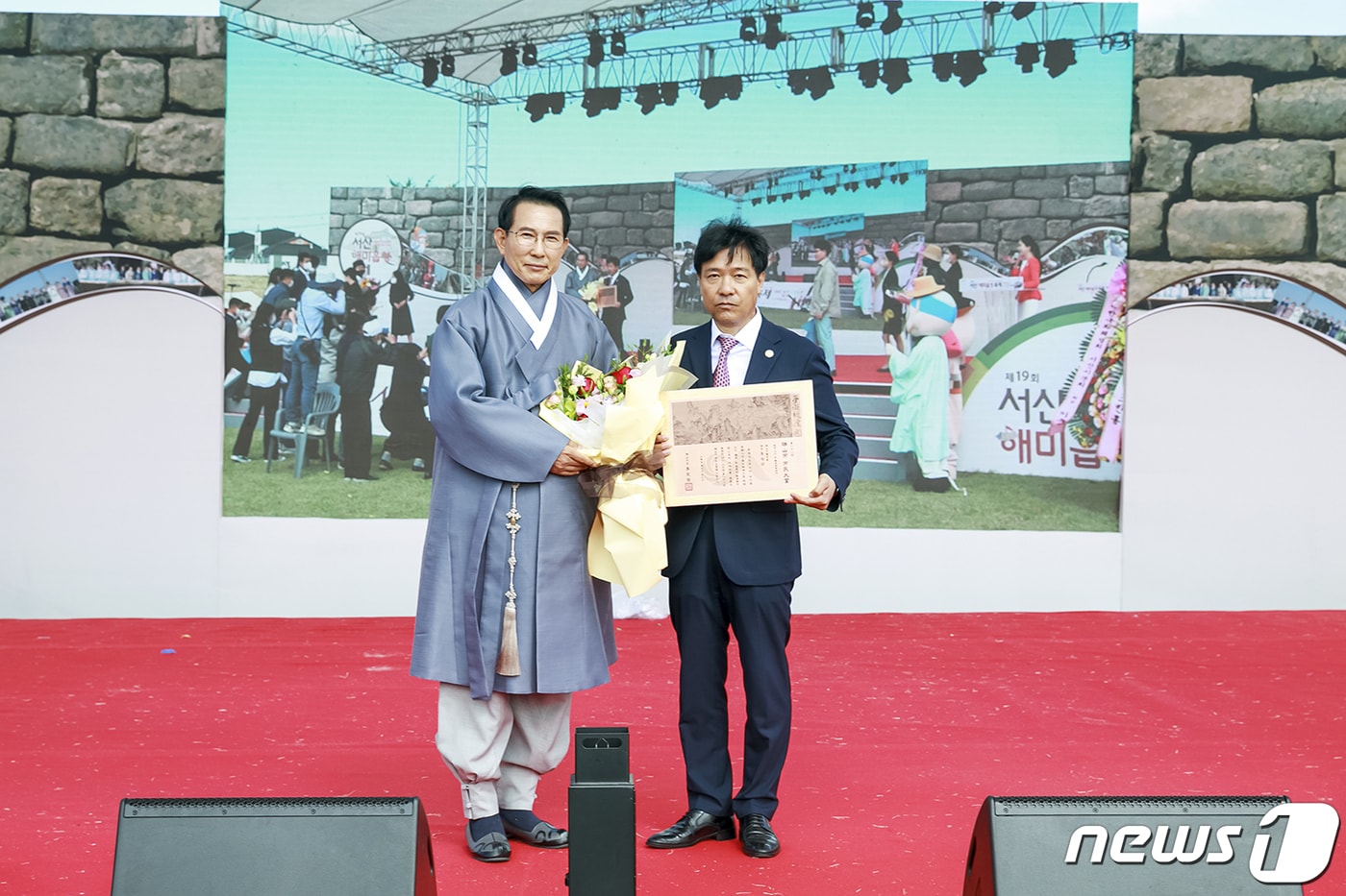 이완섭 서산시장&#40;왼쪽&#41;이 해미읍성축제에서 제28회 서산시민대상을 수상한 이규현씨에게 시상하고 있다. &#40;서산시 제공&#41;