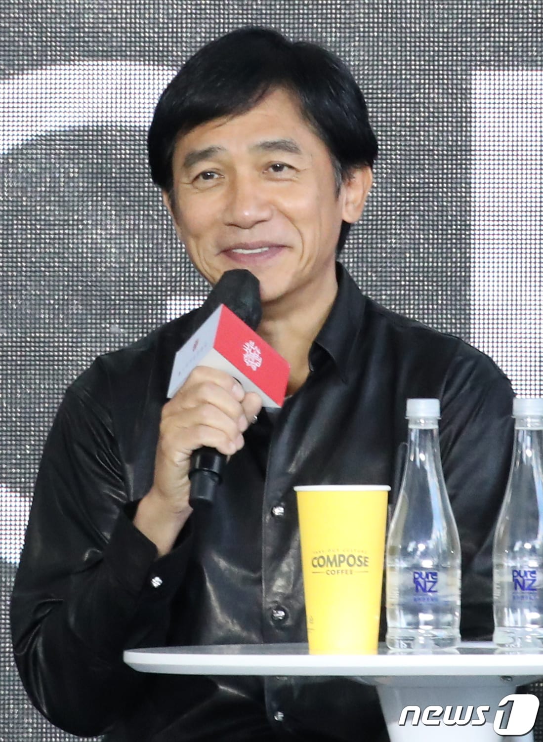 배우 양조위가 7일 부산 해운대구 영화의전당 BIFFXGENESIS 야외무대에서 열린 제27회 부산국제영화제 오픈토크 '화양연화'에서 팬들에게 인사말을 하고 있다. 2022.10.7/뉴스1 ⓒ News1 김영훈 기자