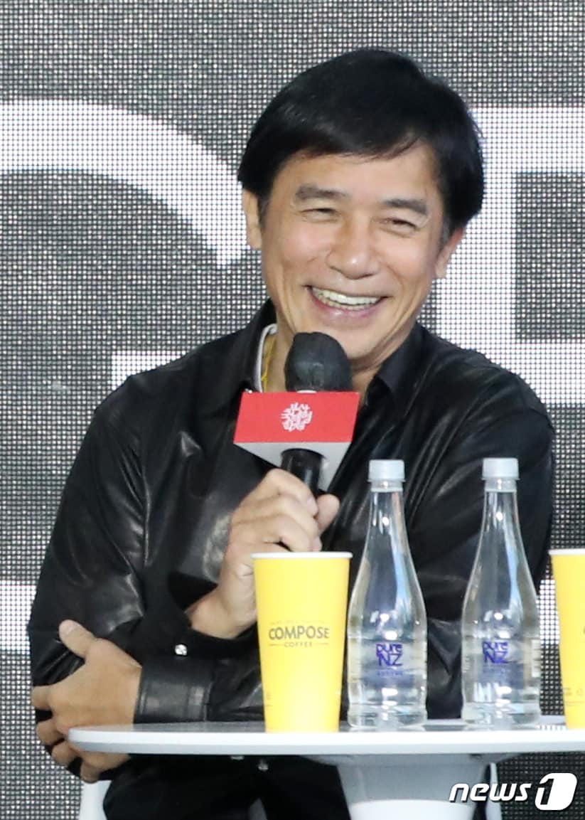 배우 양조위가 7일 부산 해운대구 영화의전당 BIFFXGENESIS 야외무대에서 열린 제27회 부산국제영화제 오픈토크 '화양연화'에서 환하게 웃고 있다. 2022.10.7/뉴스1 ⓒ News1 김영훈 기자