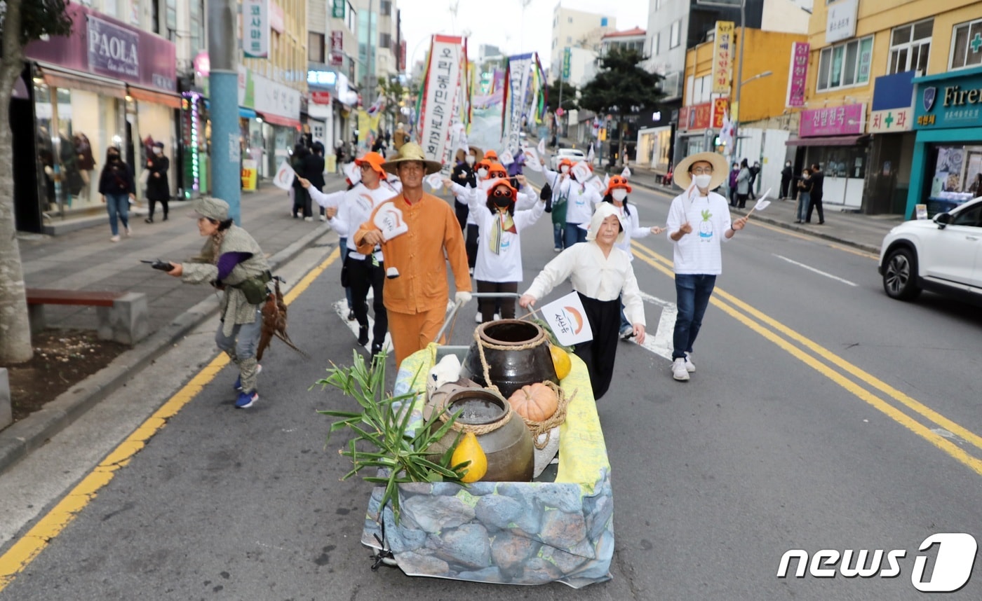 8일 오후 제주시 중앙로 일대에서 제61회 탐라문화제 거리 퍼레이드가 펼쳐지고 있다. 지난 6일 개막한 이번 탐라문화제는 코로나19 이후 3년만에 대면행사로 치러졌다.2022.10.8/뉴스1 ⓒ News1 고동명 기자