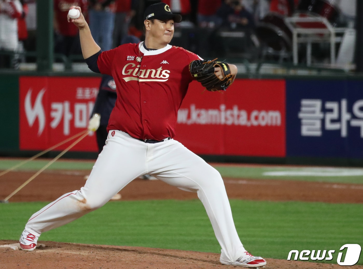 롯데 자이언츠 이대호가 8일 부산 동래구 사직야구장에서 열린 프로야구 '2022 신한은행 SOL KBO리그' LG 트윈스와의 경기, 8회초 마운드에 올라 상대로 힘차게 공을 던지고 있다. 2022.10.8/뉴스1 ⓒ News1 김영훈 기자