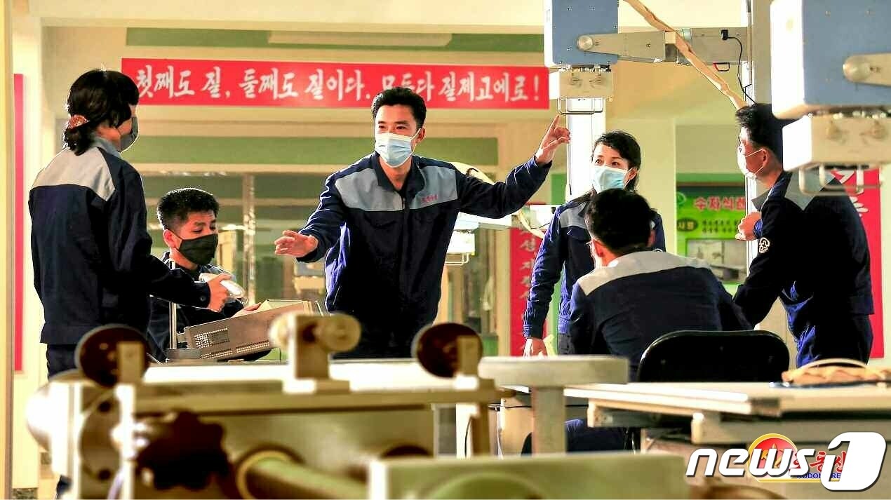 (평양 노동신문=뉴스1) = 북한 노동당 기관지 노동신문은 10일 "책임일꾼들은 위치를 자각하고 임무에 성실하며 본분에 충실하자"라고 다그쳤다. 사진은 제품의 질을 높이자고 노동자들을 고무추동하는 평양전자의료기구공장. [국내에서만 사용가능. 재배포 금지. DB 금지. For Use Only in the Republic of Korea. Redistribution Prohibited] rodongphoto@news1.kr