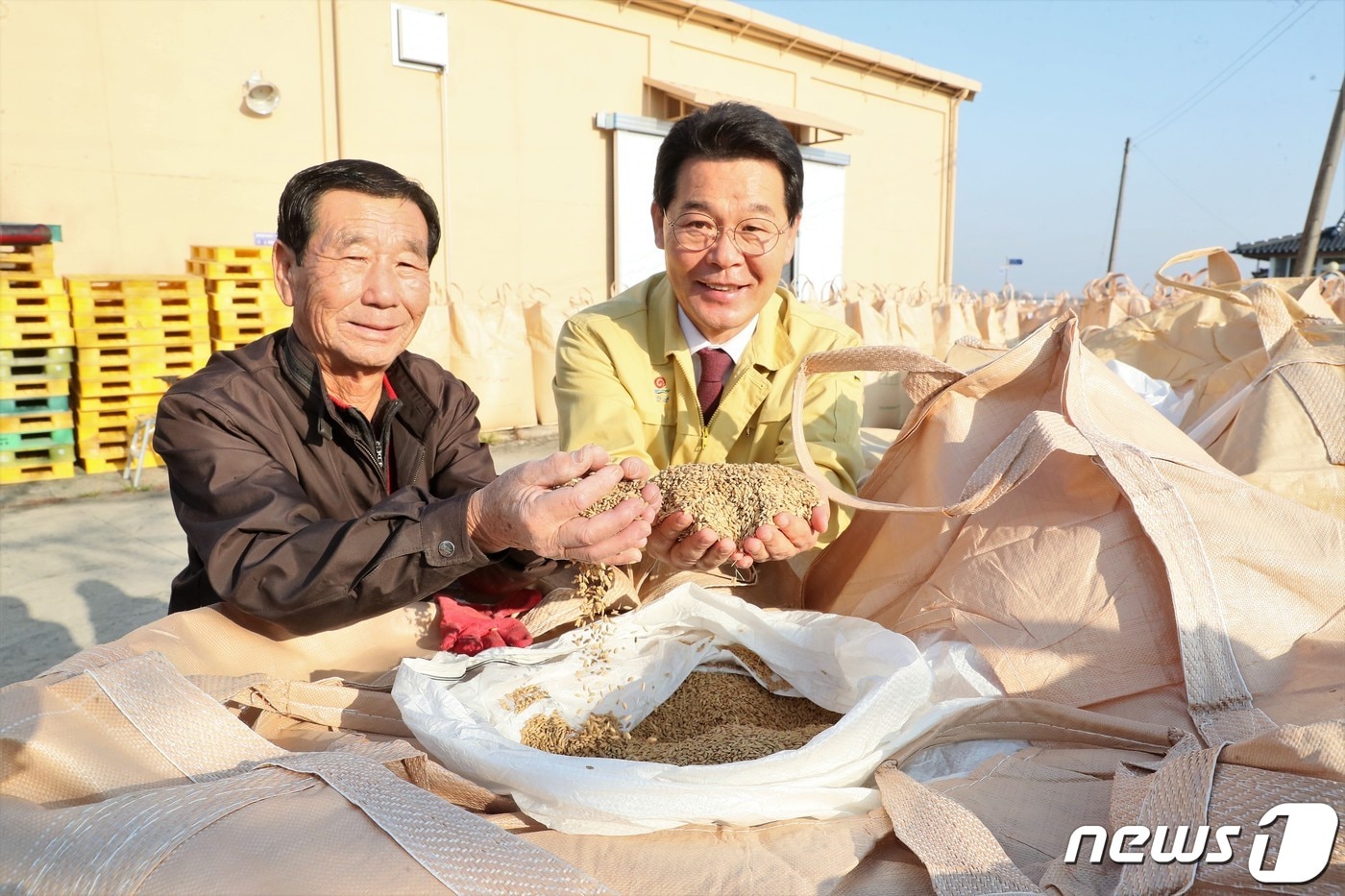  권익현 전북 부안군수가 10일 2022년산 공공비축미 건조벼 매입현장인 백산면 신금창고를 찾아 농민과 관계자를 격려했다.&#40;부안군 제공&#41;2022.11.10/뉴스1