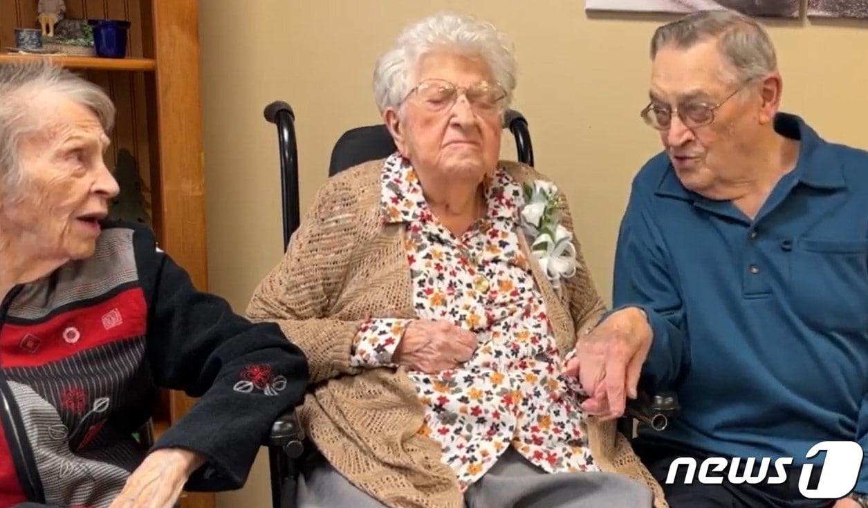 미국 최고령자인 베시 헨드릭스(가운데쪽)가 자신의 115번째 생일 파티에 참석한 모습.(KCCI 갈무리)