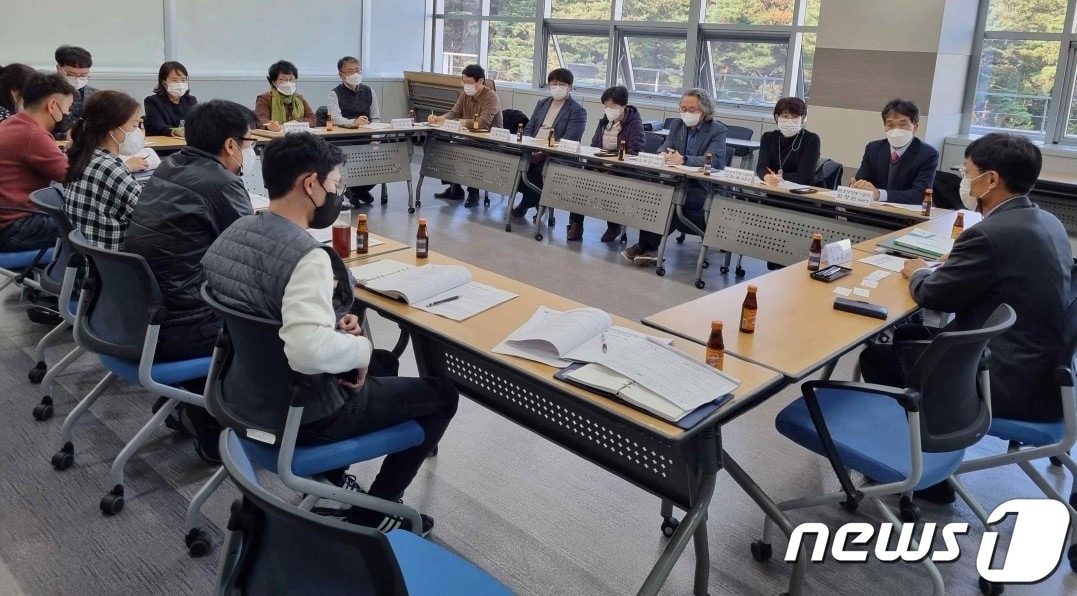 대구지방환경청은 오는 15일 정부대구지방합동청사 4층 허봉익실에서 '환경영향평가업 대표자 소통간담회'를 연다. 사진은 지난해 환경영향평가업 대표자 소통간담회 모습. (대구환경청 제공)/뉴스1